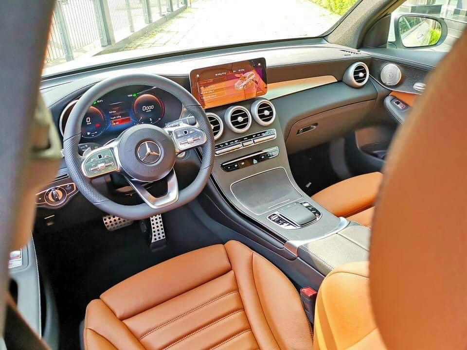 Chiếc Mercedes GLC 300 nội thất được bọc da thật.