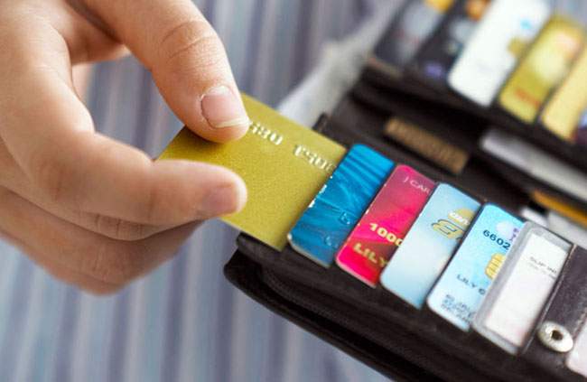 Cách tính phí duy trì thẻ tín dụng sẽ cao hơn thẻ ghi nợ nội địa.