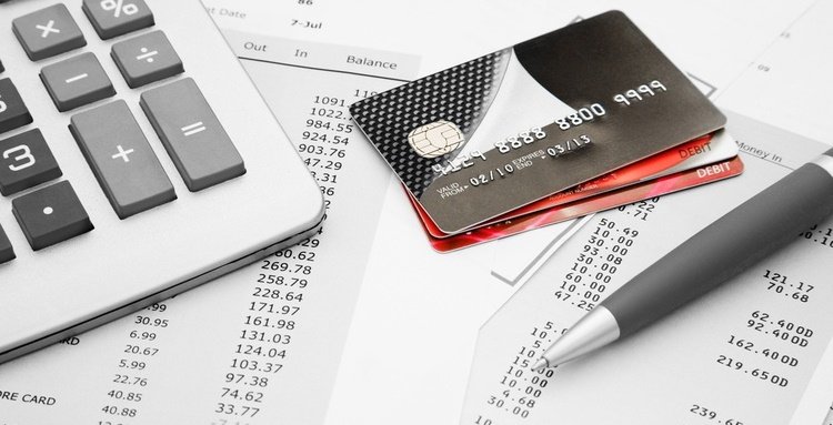 Bạn nên đọc thật kỹ các điều khoản trước khi phát hành thẻ tín dụng.