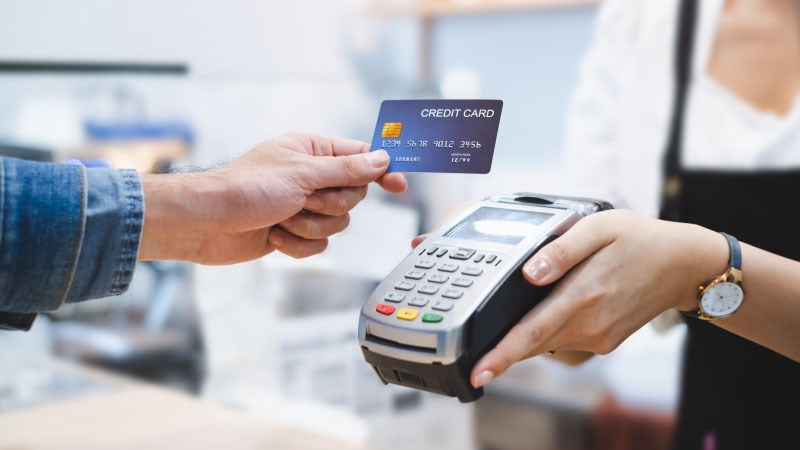 Thẻ tín dụng cho phép bạn mua sắm và trả tiền dần trong một khoảng thời gian cụ thể.