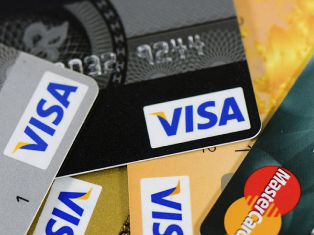 Khi sử dụng thẻ Visa Debit hãy nhờ nhân viên hàng tư vấn thật kỹ.